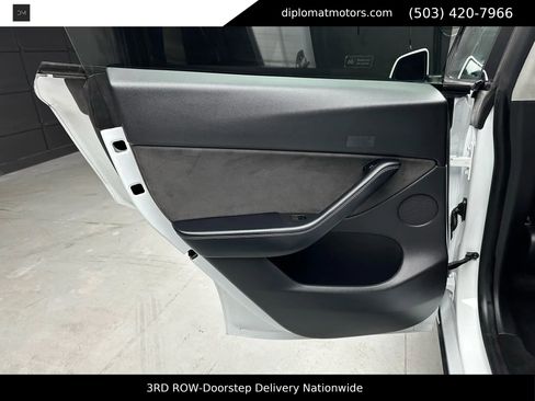 Used 2022 Tesla Model Y Long Range image 32
