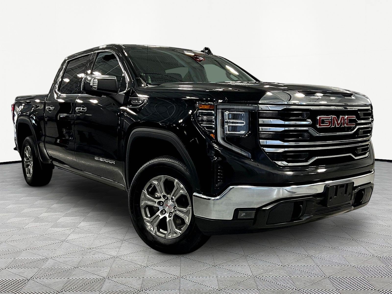 Used 2025 GMC Sierra 1500 SLT AWD/4WD image 3