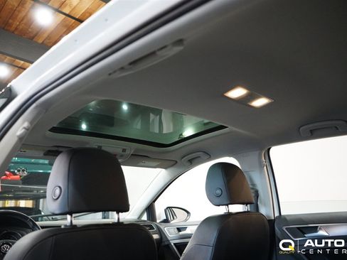 Used 2017 Volkswagen Golf SE image 33