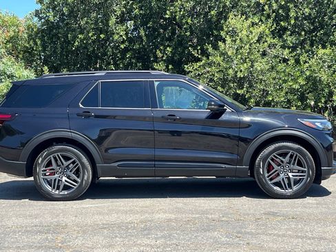 Used 2026 Ford Explorer ST-Line w/ ST-Line Street Pack AWD/4WD image 3