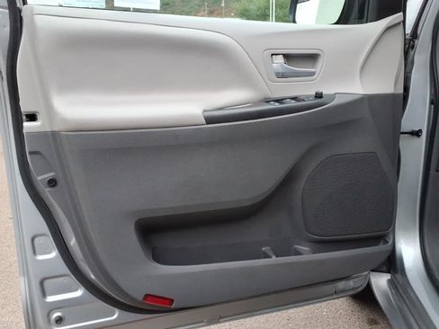 Used 2017 Toyota Sienna LE FWD image 14