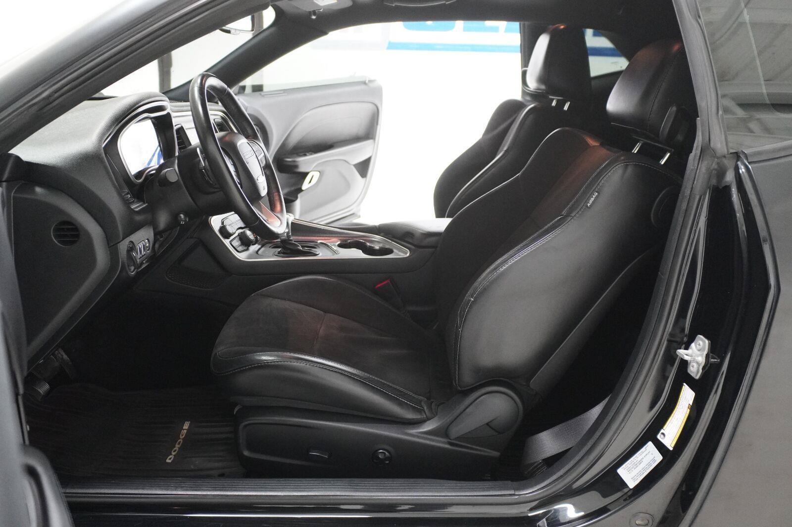 Used 2017 Dodge Challenger R/T RWD image 8