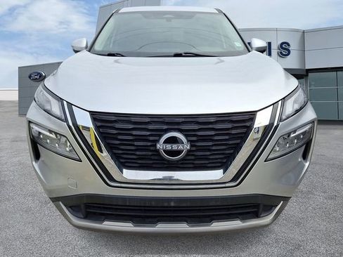 Used 2022 Nissan Rogue SV image 2