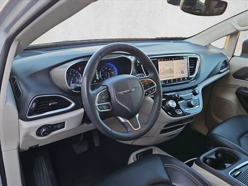 Used 2023 Chrysler Pacifica Touring-L FWD image 16