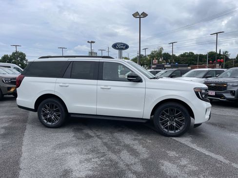New 2026 Ford Expedition Platinum w/ Stealth Appearance Package AWD/4WD image 2
