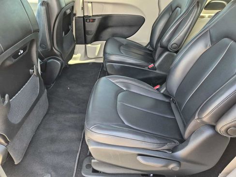 Used 2023 Chrysler Pacifica Touring-L FWD image 17