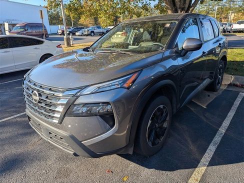 Used 2024 Nissan Rogue SV image 3