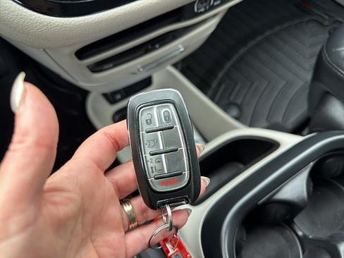 Used 2022 Chrysler Pacifica Touring-L w/ Uconnect Theater Family Group AWD/4WD image 28