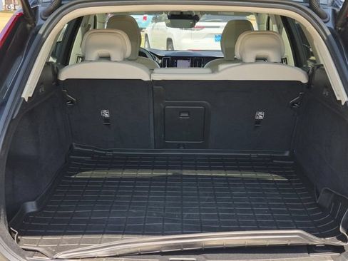 Used 2021 Volvo XC60 T5 Momentum w/ Premium Package FWD image 8