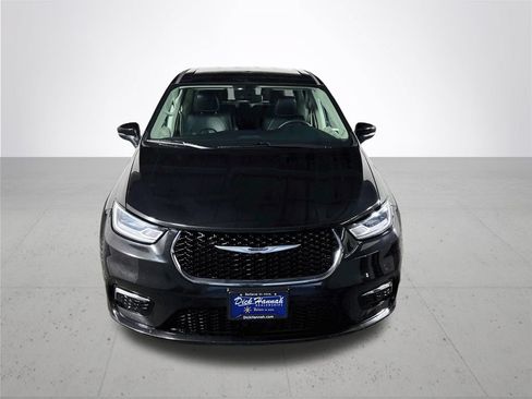 Used 2023 Chrysler Pacifica Touring-L FWD image 3