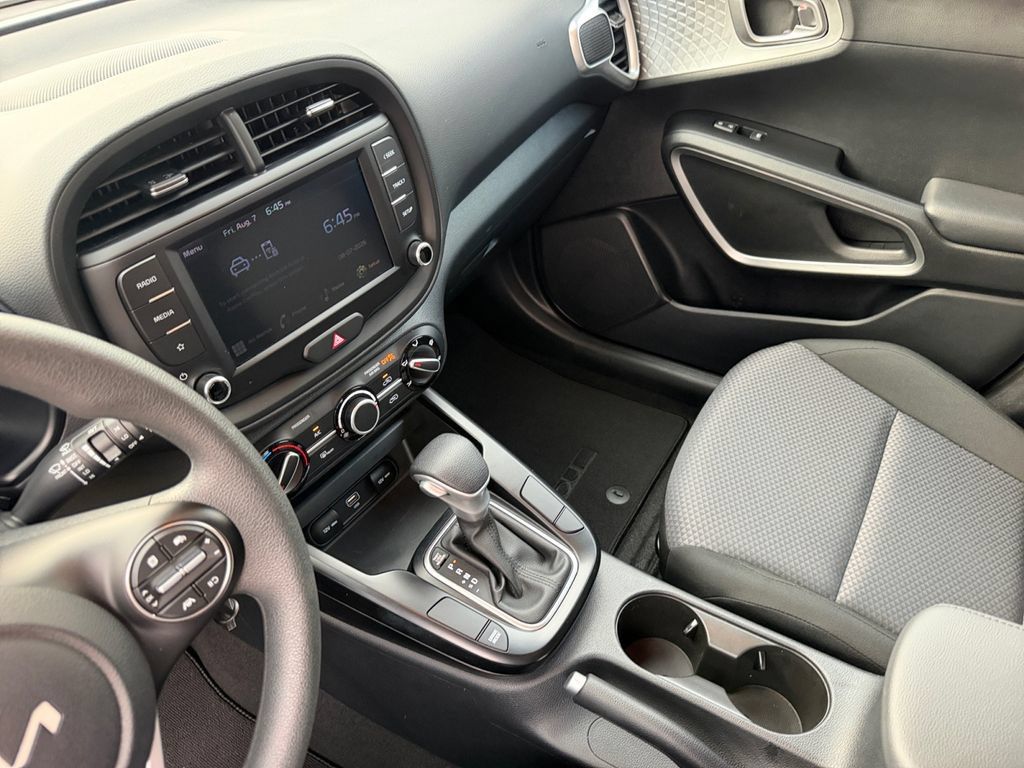 Used 2025 Kia Soul LX w/ LX Technology Package FWD image 18
