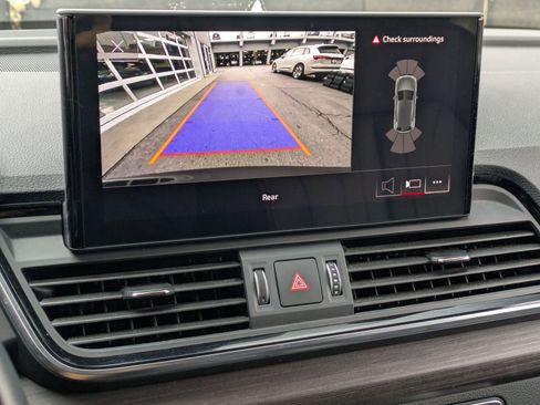 Used 2023 Audi Q5 e Premium w/ Convenience Package image 13