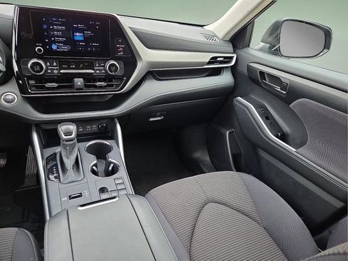 Used 2025 Toyota Highlander LE FWD image 13