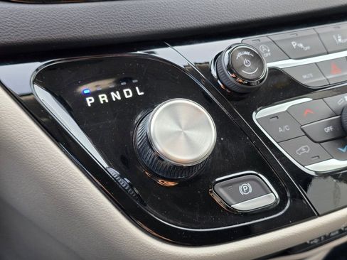 Used 2024 Chrysler Pacifica Touring-L image 38