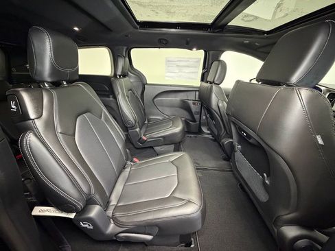 New 2026 Chrysler Pacifica Select image 10