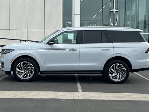New 2026 Lincoln Navigator Premiere AWD/4WD image 6