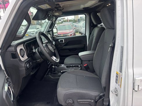 Used 2025 Jeep Wrangler Unlimited Sahara AWD/4WD image 25