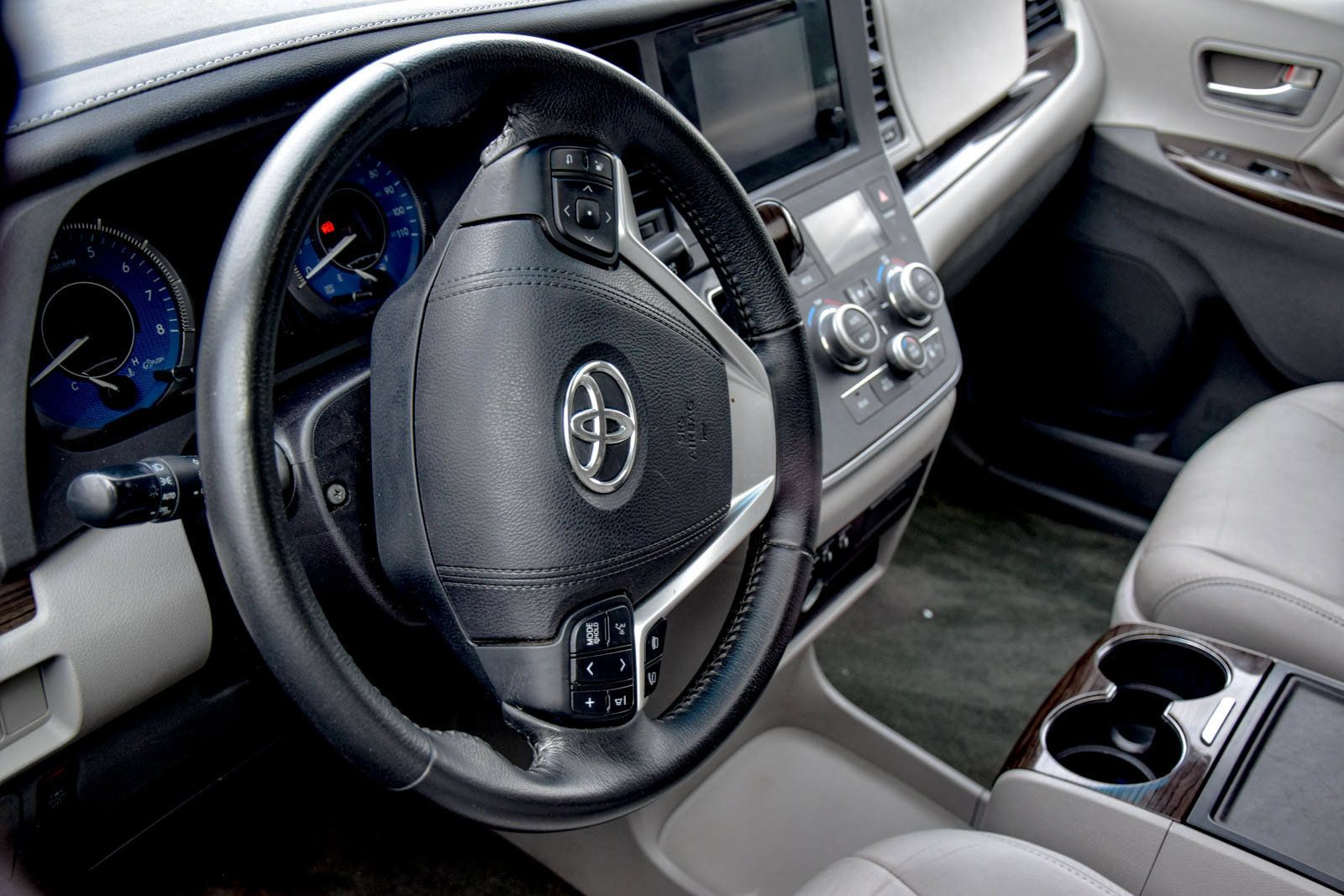 Used 2015 Toyota Sienna XLE FWD image 11