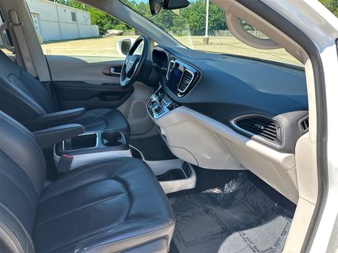 Used 2017 Chrysler Pacifica Touring-L Plus FWD image 38
