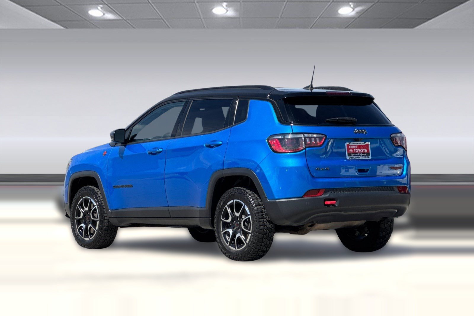 Used 2025 Jeep Compass Trailhawk AWD/4WD image 3