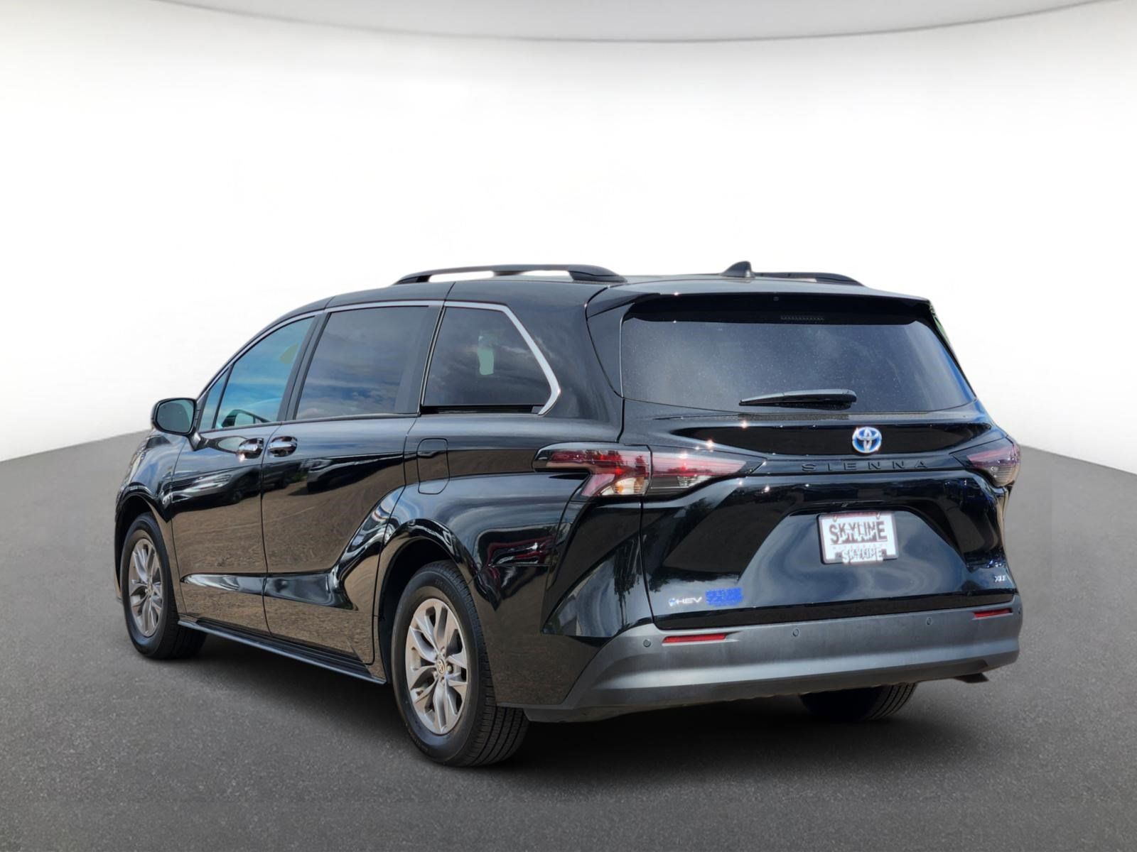 Used 2025 Toyota Sienna XLE FWD image 4