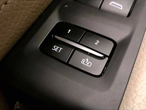 Used 2024 GMC Yukon Denali RWD image 34