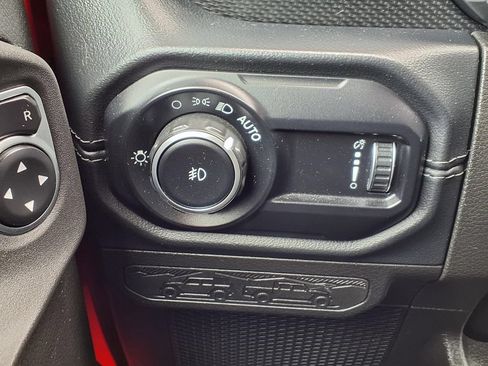 Used 2024 Jeep Wrangler Unlimited Rubicon AWD/4WD image 18