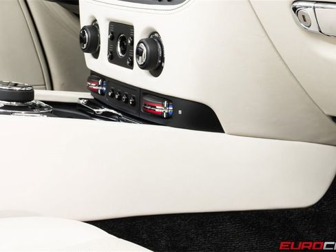 Used 2018 Rolls-Royce Dawn image 33