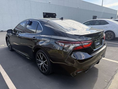 Used 2023 Toyota Camry SE image 3