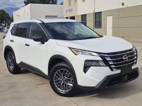 Used 2024 Nissan Rogue S FWD image 2