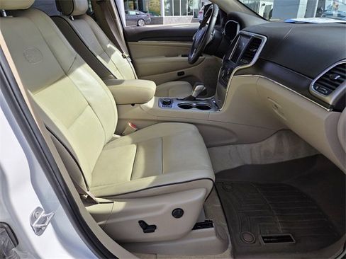 Used 2017 Jeep Grand Cherokee Overland image 15