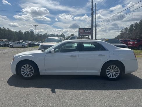 Used 2014 Chrysler 300 RWD image 4