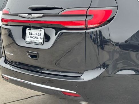 Used 2026 Chrysler Pacifica Select image 8