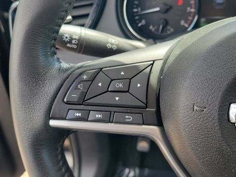 Used 2017 Nissan Rogue SV w/ SV Premium Package image 22