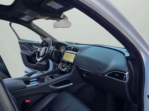 Used 2018 Jaguar F-PACE R-Sport image 17