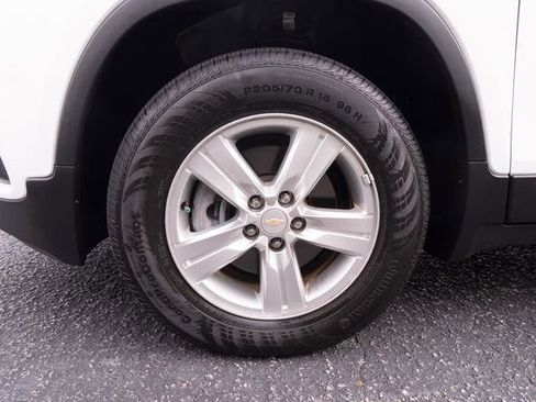 Used 2022 Chevrolet Trax LS w/ Tint and Cruise Package image 40