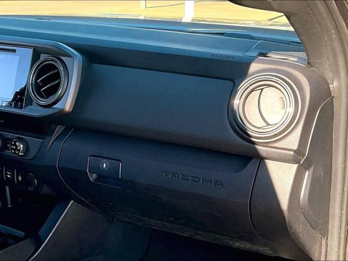 Used 2018 Toyota Tacoma TRD Off-Road image 17