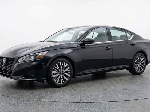 Used 2025 Nissan Altima 2.5 SV FWD image 3