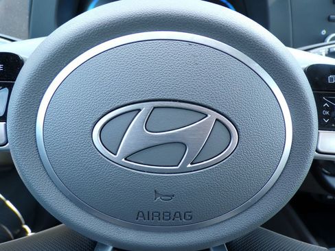 Used 2025 Hyundai Elantra Sport FWD image 31