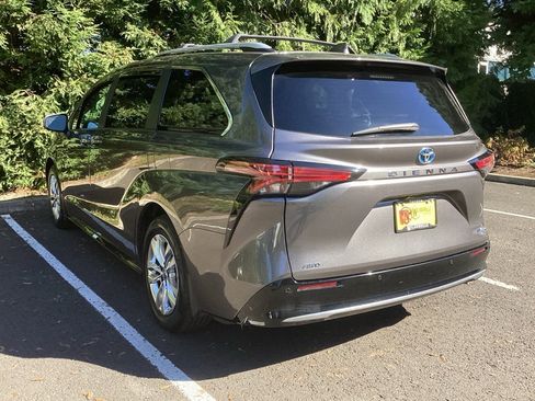 Certified 2023 Toyota Sienna Limited image 9