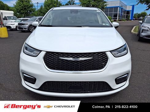Used 2023 Chrysler Pacifica Touring-L FWD image 9