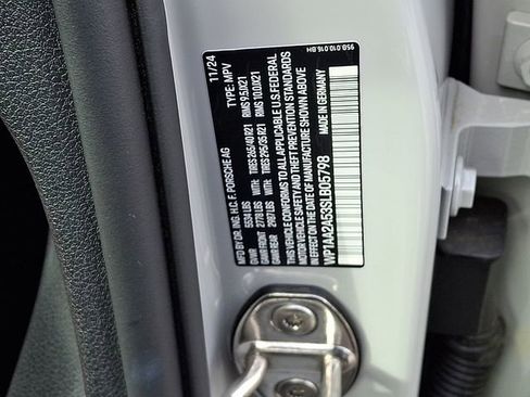 Used 2025 Porsche Macan image 32