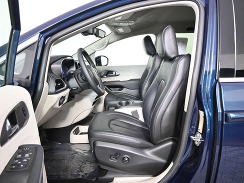 Used 2024 Chrysler Pacifica Touring-L AWD/4WD image 21