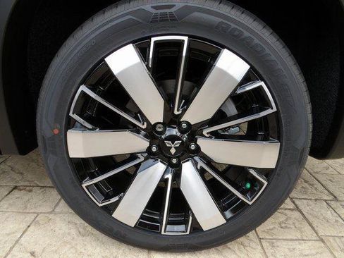 New 2025 Mitsubishi Outlander SE image 12