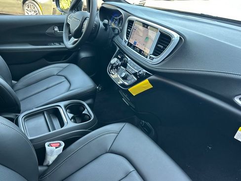 New 2027 Chrysler Pacifica Select FWD image 17