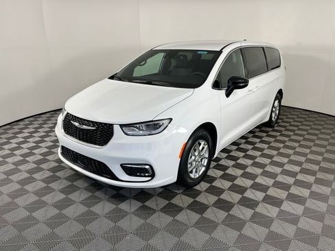 New 2026 Chrysler Pacifica Select image 2