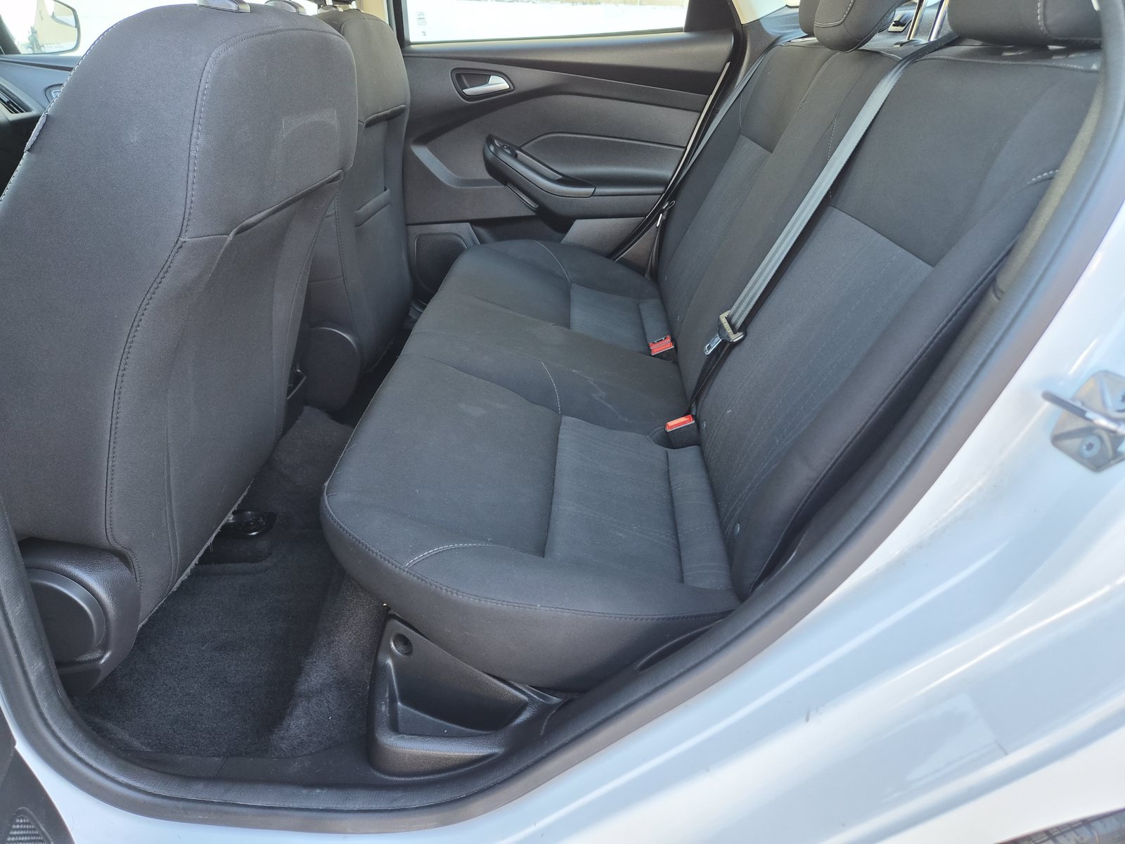 Used 2018 Ford Focus SE w/ SE Appearance Package FWD image 14