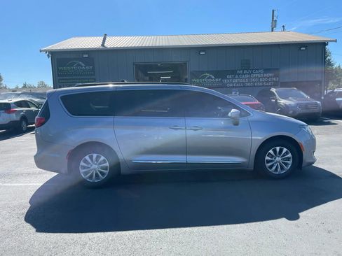 Used 2017 Chrysler Pacifica Touring-L FWD image 10