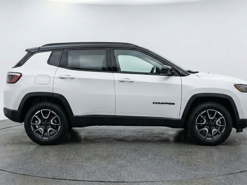 Used 2025 Jeep Compass Trailhawk AWD/4WD image 11