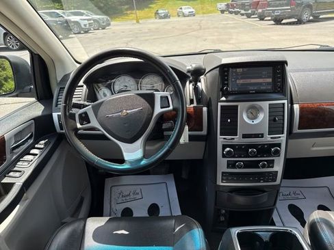 Used 2009 Chrysler Town & Country Touring FWD image 9